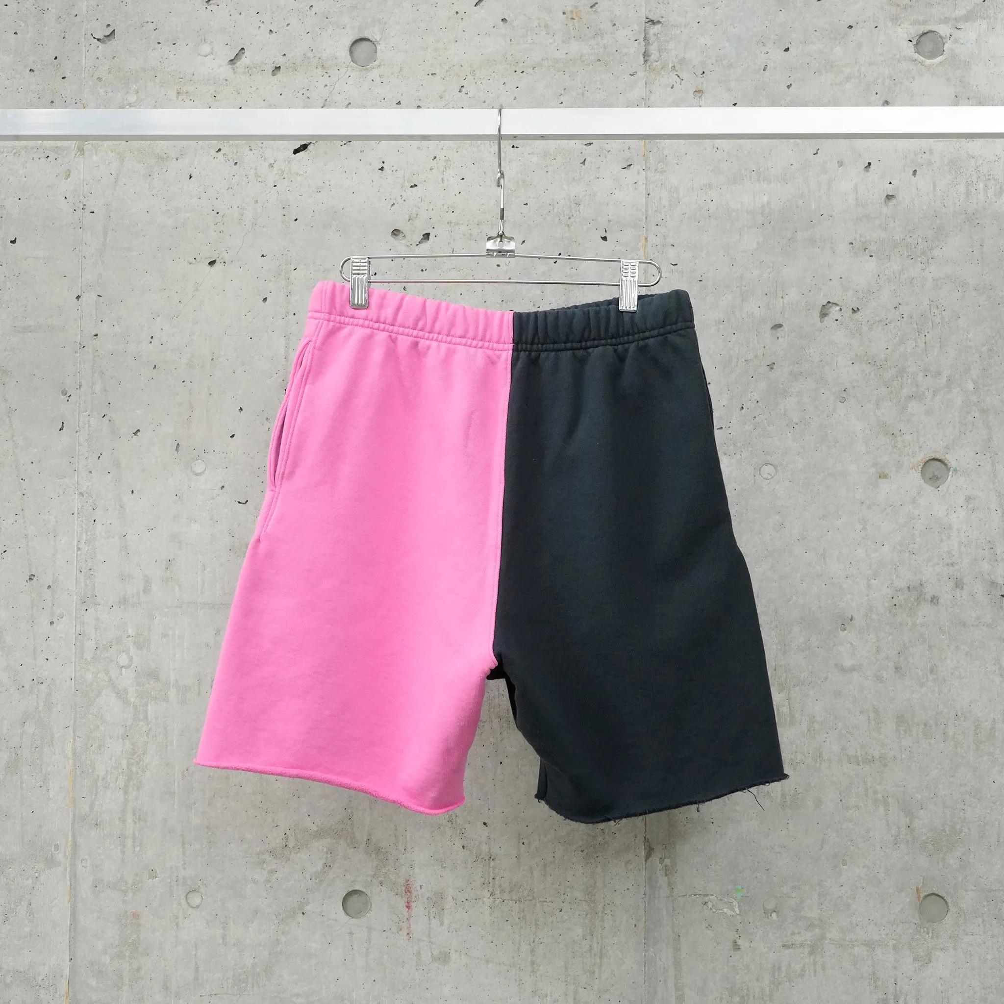 GYM CUT OFF SHORTS FLO PINK BLACK / FLO PINK/BLACK